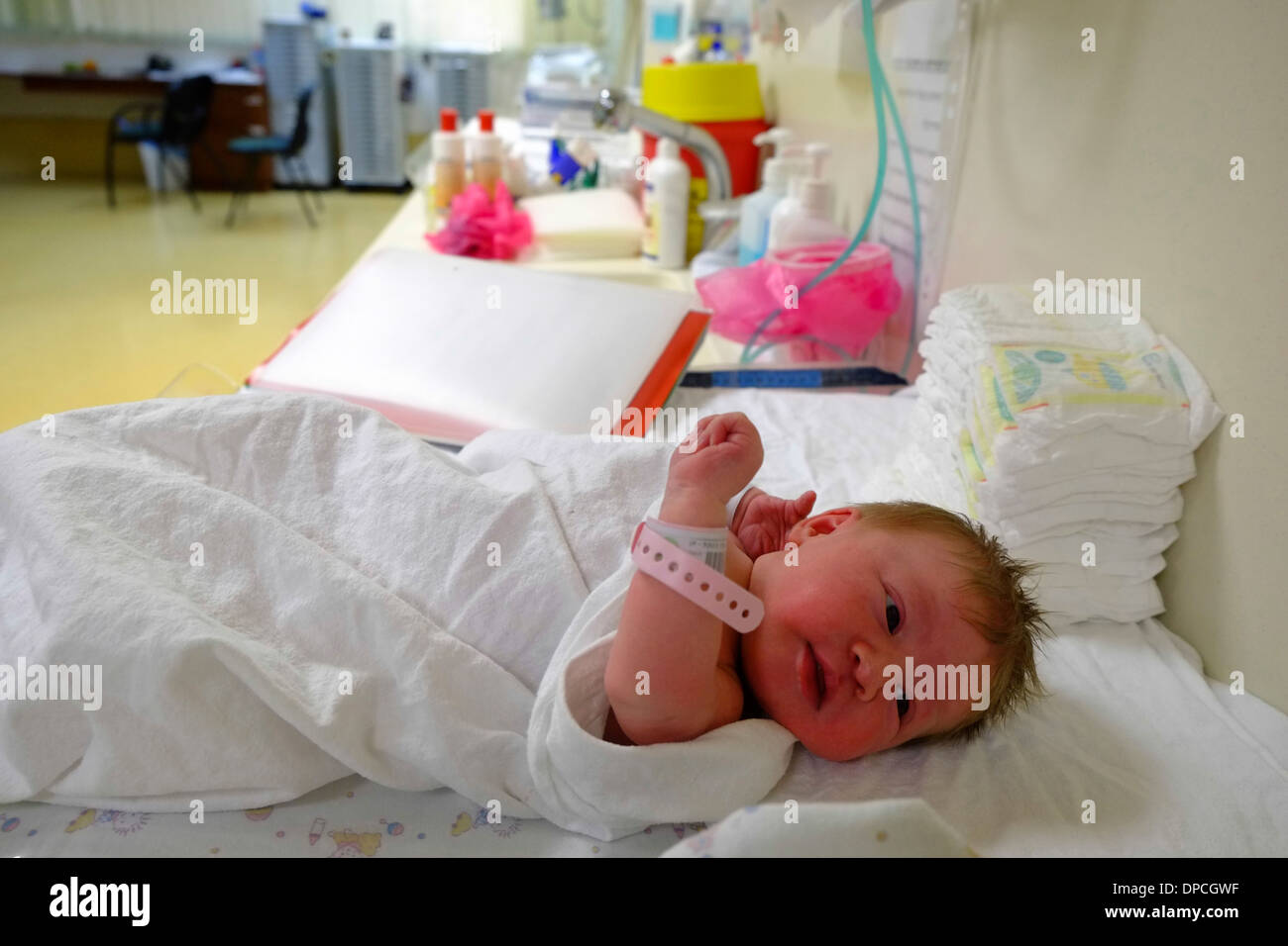 Bébé nouveau-né dans une maternité. Autorisation modèle disponible Banque D'Images