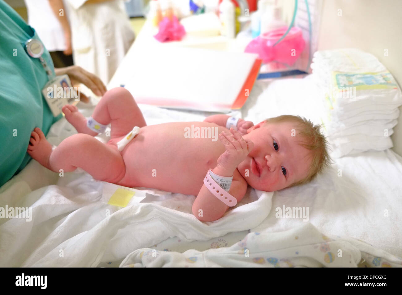 Un médecin examine un bébé nouveau-né dans une maternité Banque D'Images