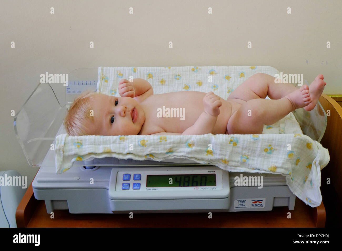 Bébé de deux mois est examiné lors d'un centre de santé familiale photographié en Israël Banque D'Images