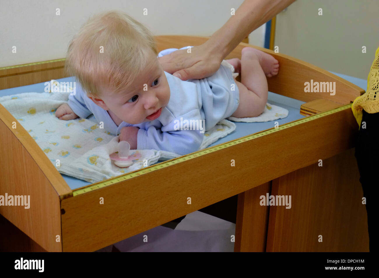 Bébé de deux mois est examiné lors d'un centre de santé familiale photographié en Israël Banque D'Images