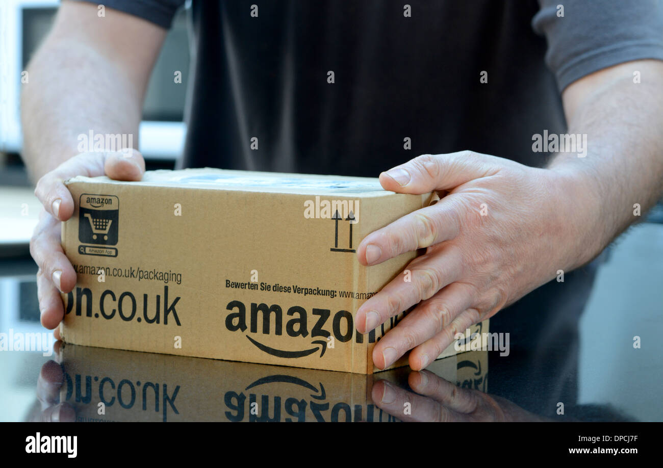 Un homme avec une livraison de Amazon.co.uk Banque D'Images