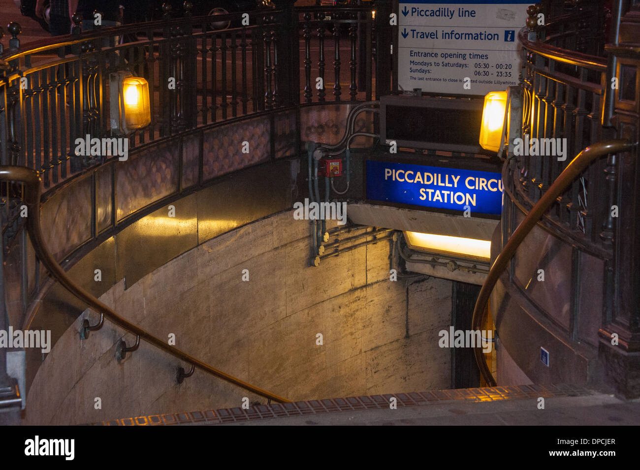 London Piccadilly Circus dans la nuit avec les bus et les taxis de Londres rouge Banque D'Images