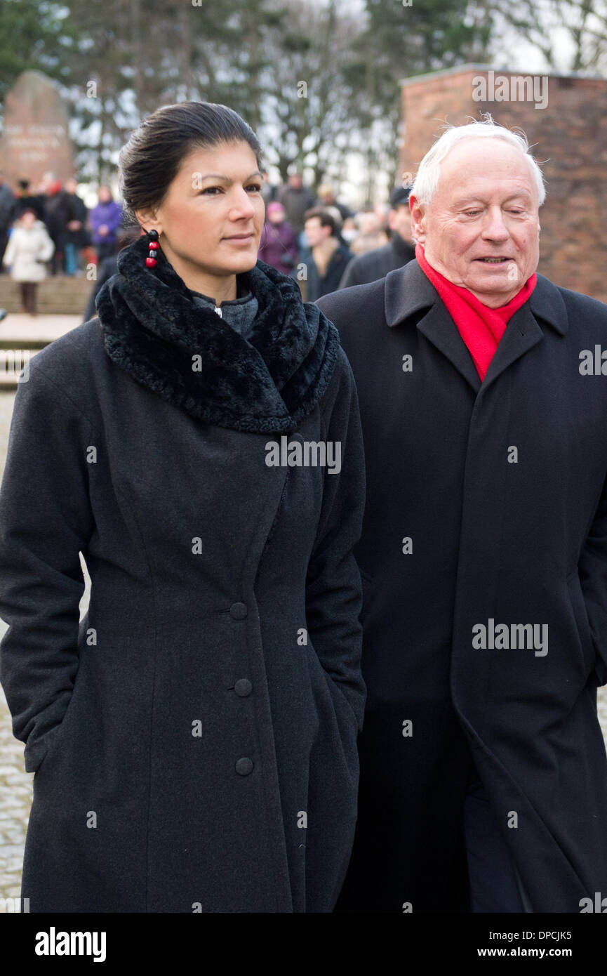 Berlin, Allemagne. 12Th Jan, 2014. Vice-présidente du Parti de Gauche Allemand Sahra Wagenknecht (L) et ancien président du Parti de gauche, Oskar Lafontaine (R) stand par le souvenir des Rosa Luxembourg et Karl Liebknecht en Allemagne, Berlin, 12 janvier 2014, presque 95 ans après leur décès. Les gens ont rendu hommage aux dirigeants communistes Rosa Luxembourg et Karl Liebknecht, qui ont été tués par balles le 15 janvier 1919 par des soldats des Freikorps à Berlin, à l'cimetière Friedrichsfelde. Photo : MAURIZIO GAMBARINI/dpa/Alamy Live News Banque D'Images