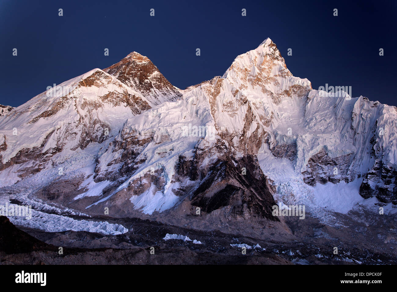 Le mont Everest, Nuptse et le glacier de Khumbu au crépuscule, vu depuis le Kala Patthar dans le Népal Himalaya Banque D'Images