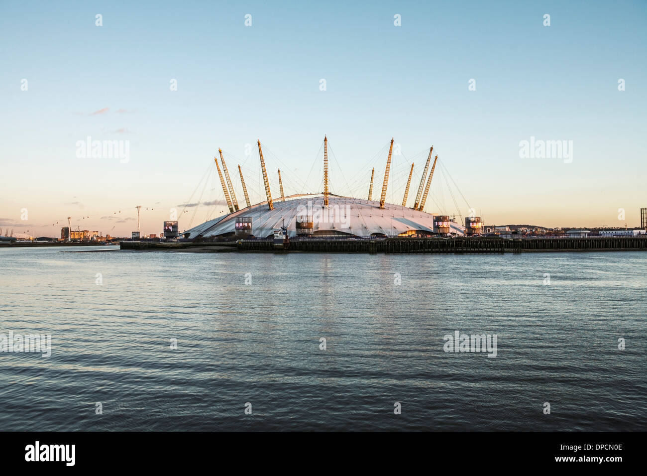 Vue de l'arène 02 de Londres sur la Tamise ; et, London's premier téléphérique système dans la distance. Banque D'Images