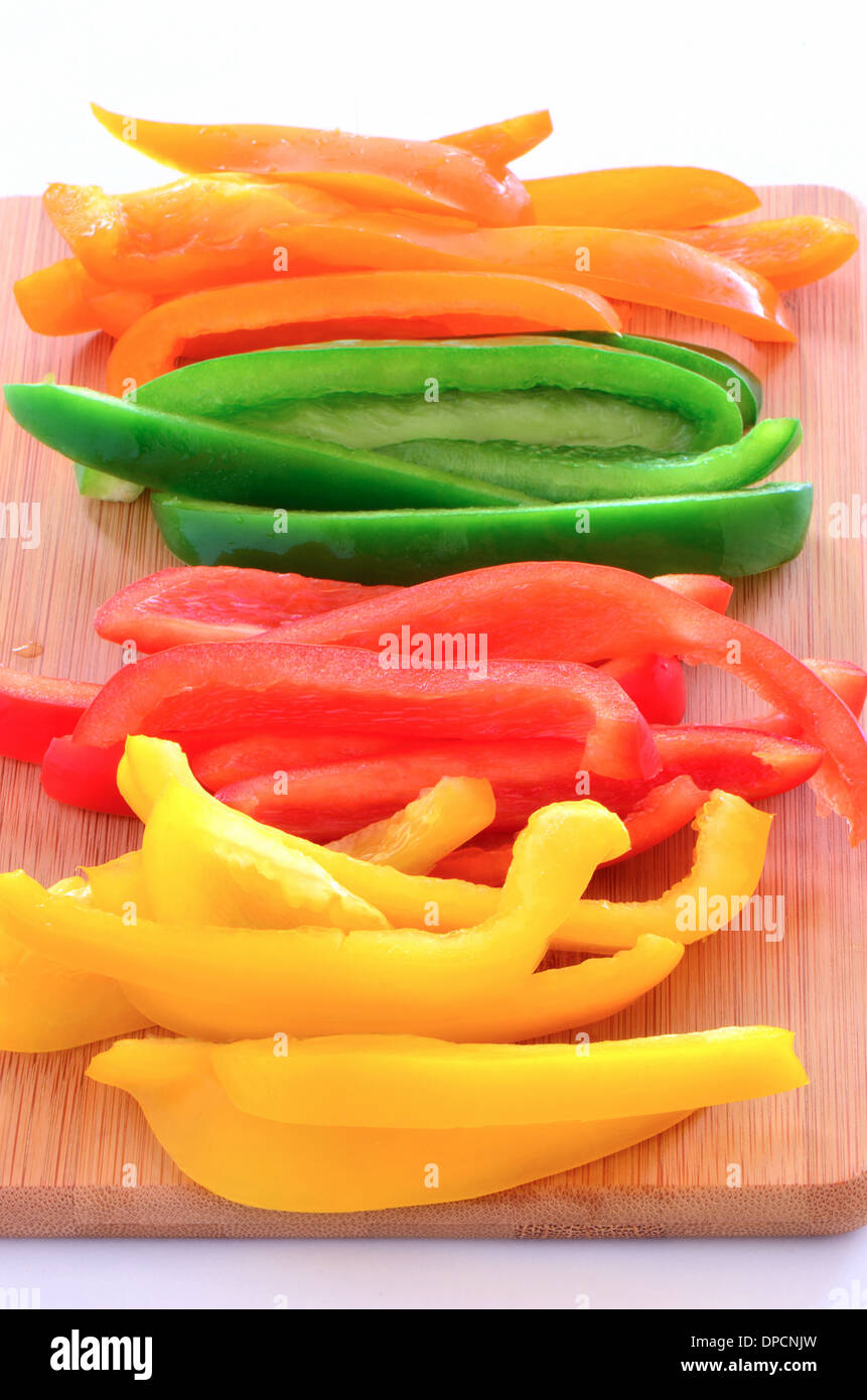 Fabricants de rouge, orange, vert et poivrons jaunes prêt pour les sautés, apéritif, ou salade Banque D'Images