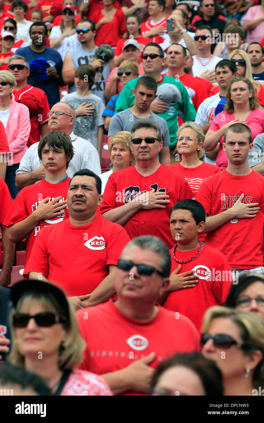 Les fans de baseball pendant l'hymne national la main sur cœur Cincinnati (Ohio) Banque D'Images