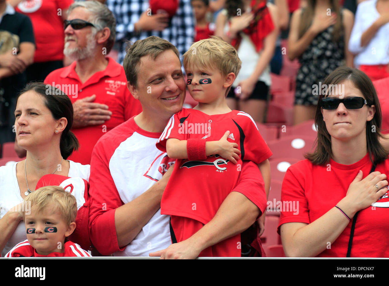 Les fans de baseball pendant l'hymne national la main sur cœur Cincinnati (Ohio) Banque D'Images