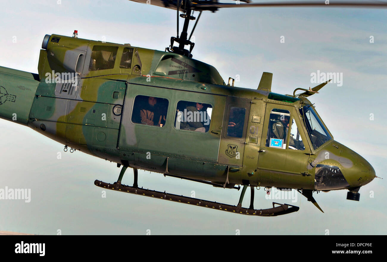 Le secrétaire américain à la défense Chuck Hagel pairs hors de la fenêtre d'un hélicoptère sur sa façon de visiter l'installation d'alerte missiles E-01 et le Centre de contrôle de lancement, le 9 janvier 2014 près de Cheyenne, WY. Banque D'Images