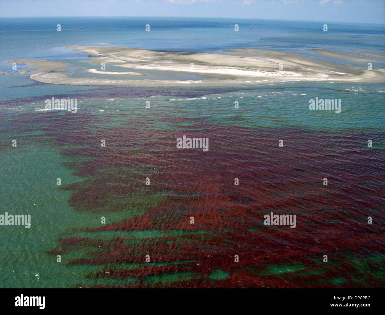 Vue aérienne de pétrole brut s'échappant de l'éruption de la plateforme Deepwater Horizon BP Oil rouler à terre le long de la côte le 7 mai 2010 près de Grand Isle, en Louisiane. Banque D'Images