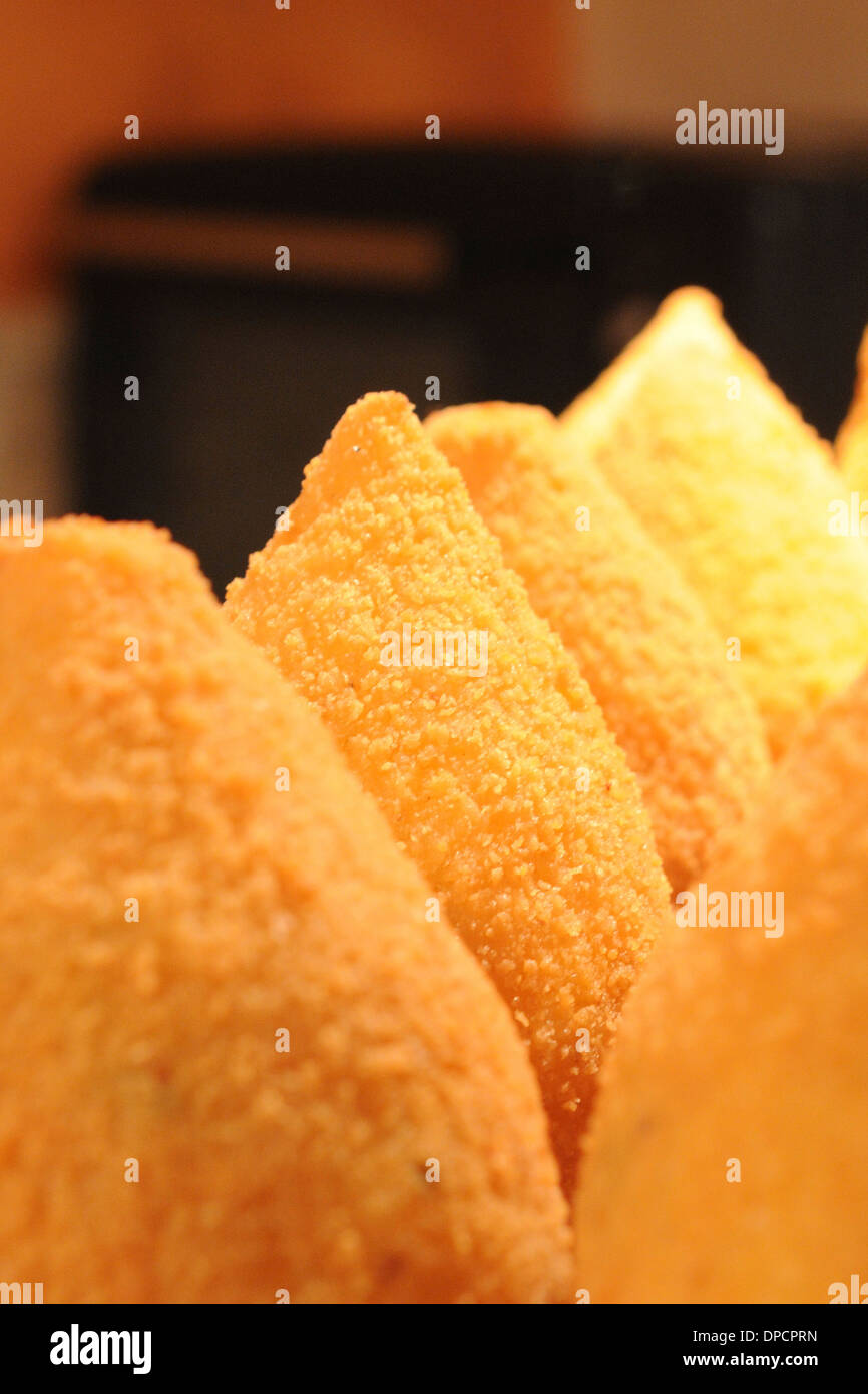 Arancini, une cuisine typique et caractéristique de boules de riz de spécialité d'artisanat en Sicile Banque D'Images