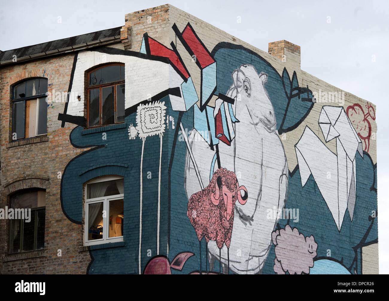 Un graffiti légal est pulvérisé sur la façade d'une maison à Halle/Saale, Allemagne, 09 janvier 2014. Dans le district est le Postkult Freiimfelde Halle association a établi un projet de transformer maisons inoccupées pour une galerie publique. Photo : Peter Endig/ZB Banque D'Images