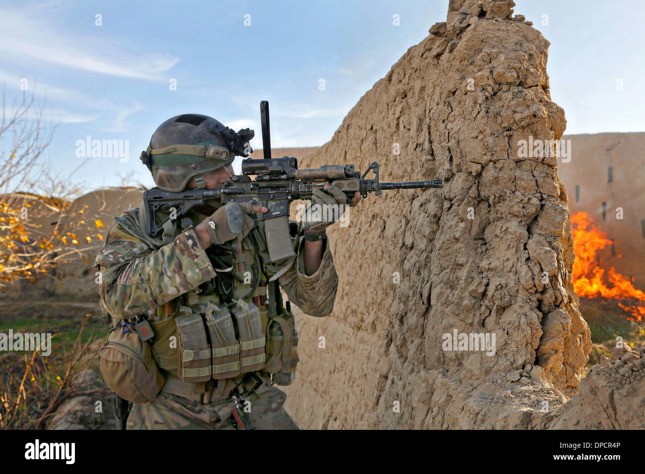 Soldat de l'armée américaine couvre les soldats afghans lors d'une opération de compensation, le 4 décembre 2013 dans Perozi village, district de Panjwai, province de Kandahar, Afghanistan. Banque D'Images