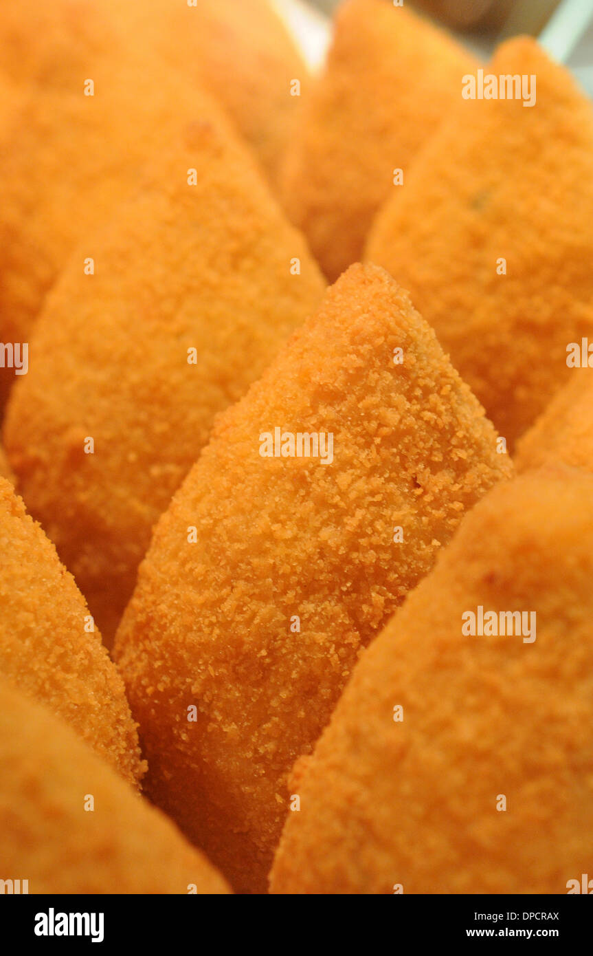 Arancini, nourriture typique et caractéristique de boules de riz de spécialité d'artisanat en Sicile Banque D'Images