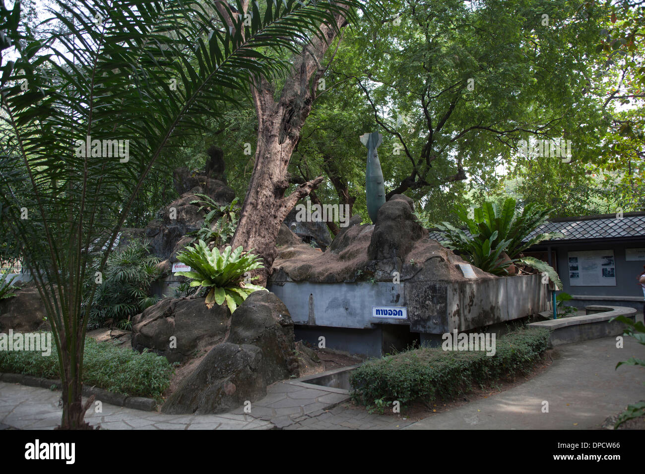 La Seconde Guerre mondiale, deux abris de protection de l'air dans le parc du zoo de Dusit Bangkok Banque D'Images