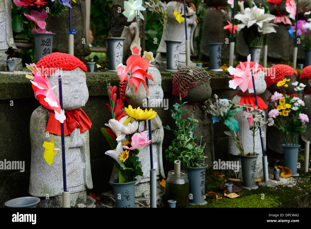 Statues statue jizo Bodhisattva zozoji deuil deuil commémorer memorial se souvenir de ce qui concerne les vêtements habillés de bibs rouge bib hat Banque D'Images