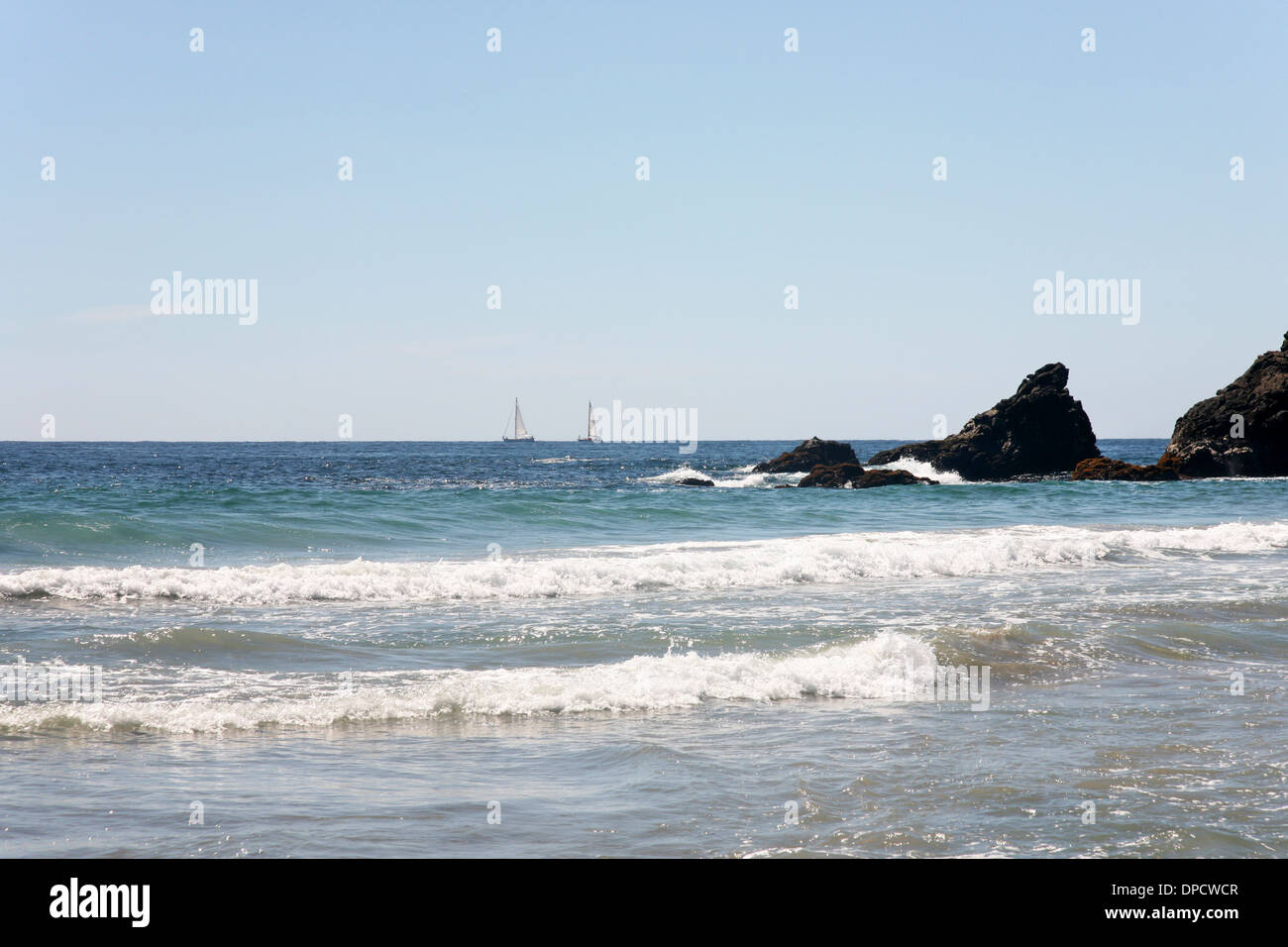 Beach & affleurement rocheux avec ressac que 2 voiliers Voile les bateaux passent à l'horizon le jour de Noël 2013 San Agustinillo Banque D'Images