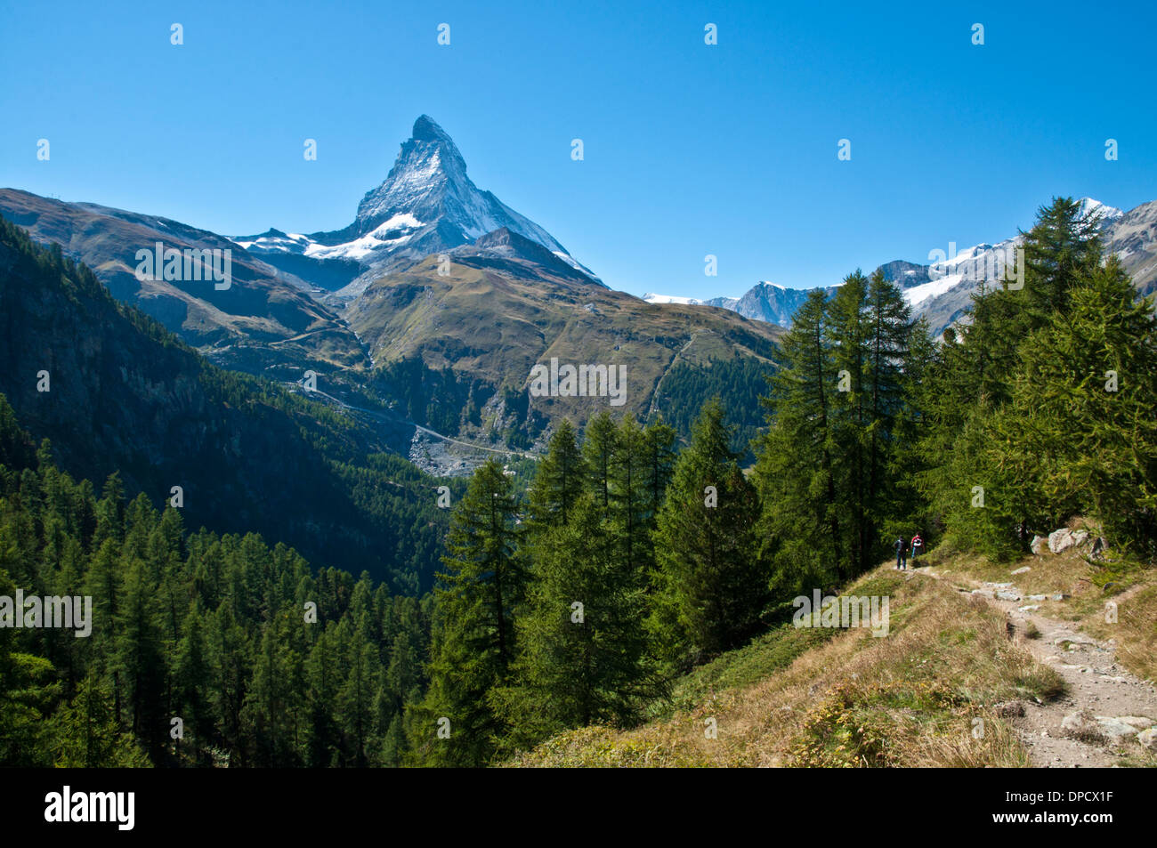 Le sentier de randonnée de montagne avec vue sur Gornergrat Matterhorn à distance Banque D'Images