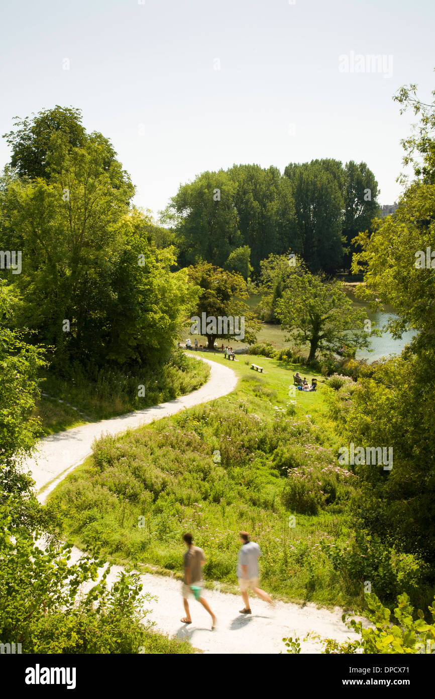 Les gens autour de jogging Lac Départment, Arundel, West Sussex UK Banque D'Images