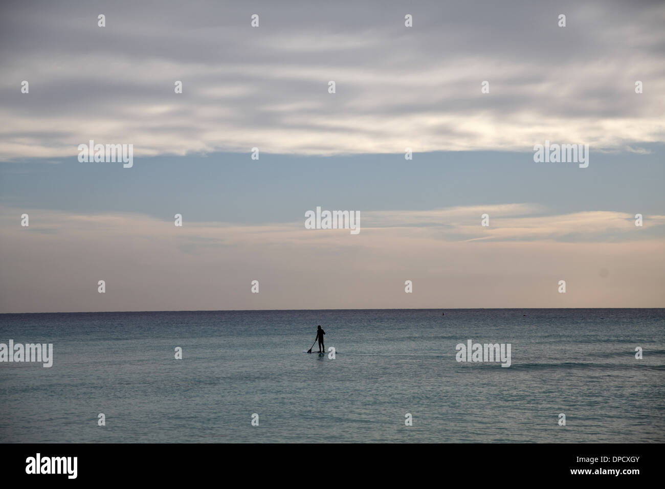 Les palettes d'un surfer dans la plage de Nissi, à Ayia Napa, Chypre le Janvier 9,2014 Banque D'Images