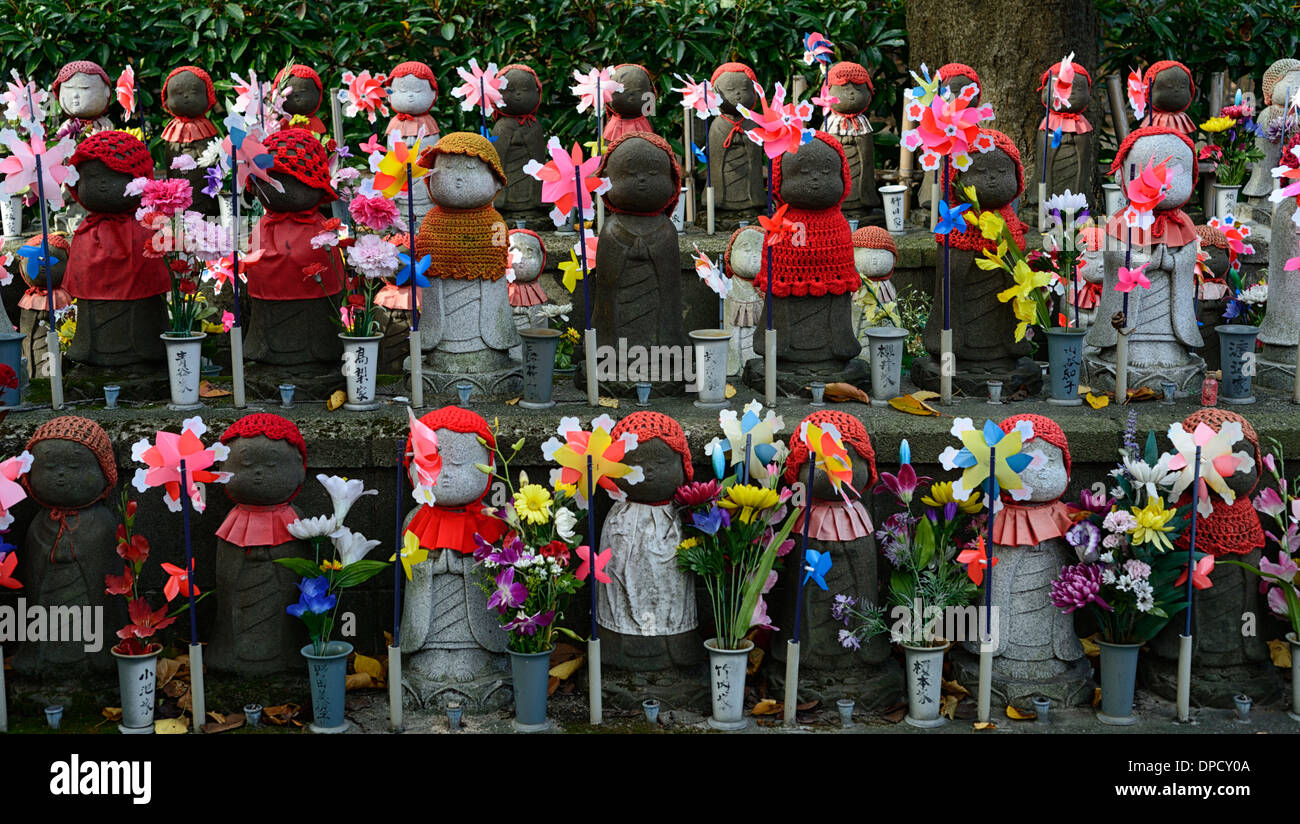 Statues statue jizo Bodhisattva zozoji deuil deuil commémorer memorial se souvenir de ce qui concerne les vêtements habillés de bibs rouge bib hat Banque D'Images