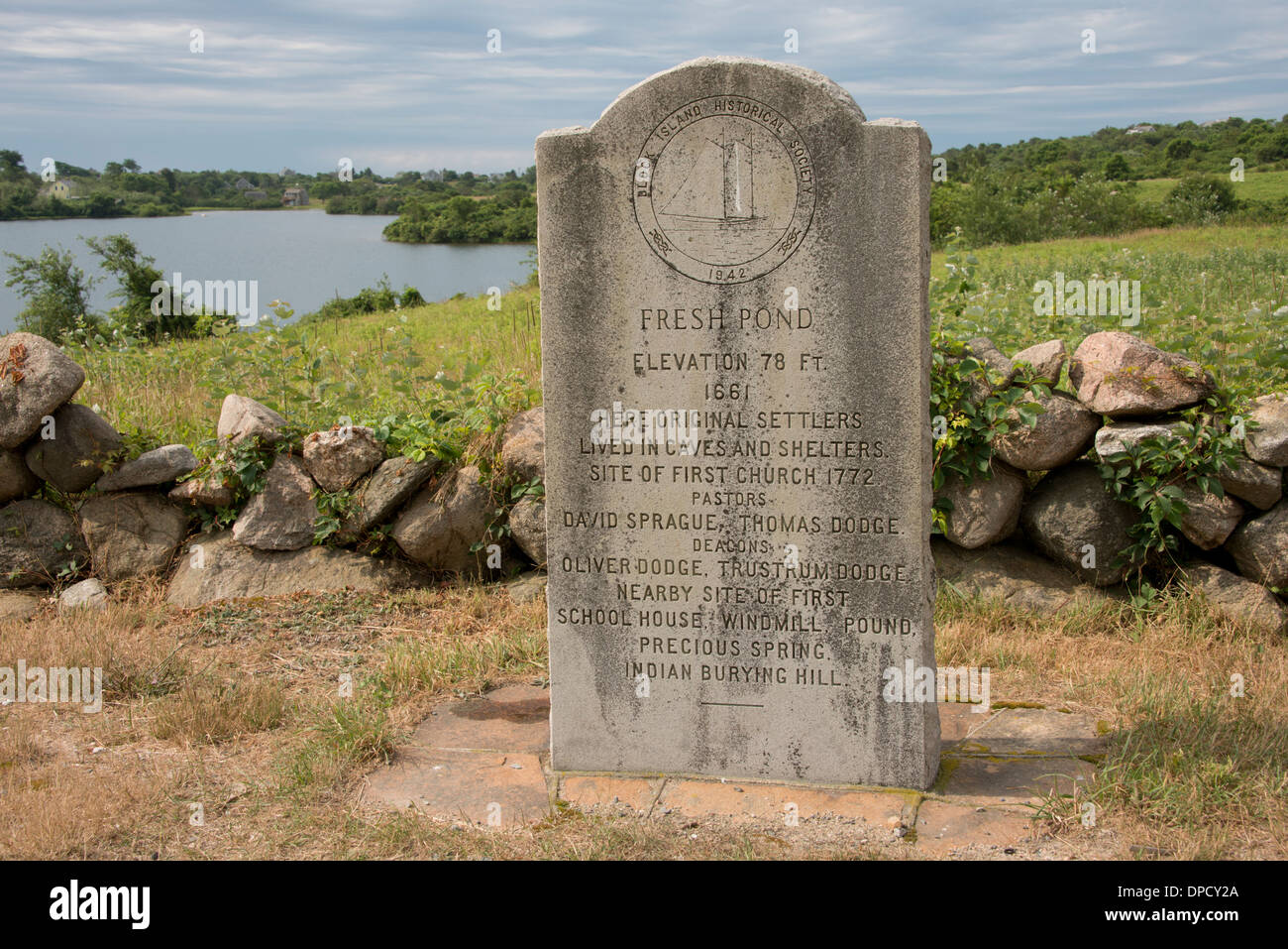 Le Rhode Island, l'île de bloc. Marqueur de pierre en face de Fresh Pond, d'une altitude de 78 pieds, est. 1661. Banque D'Images