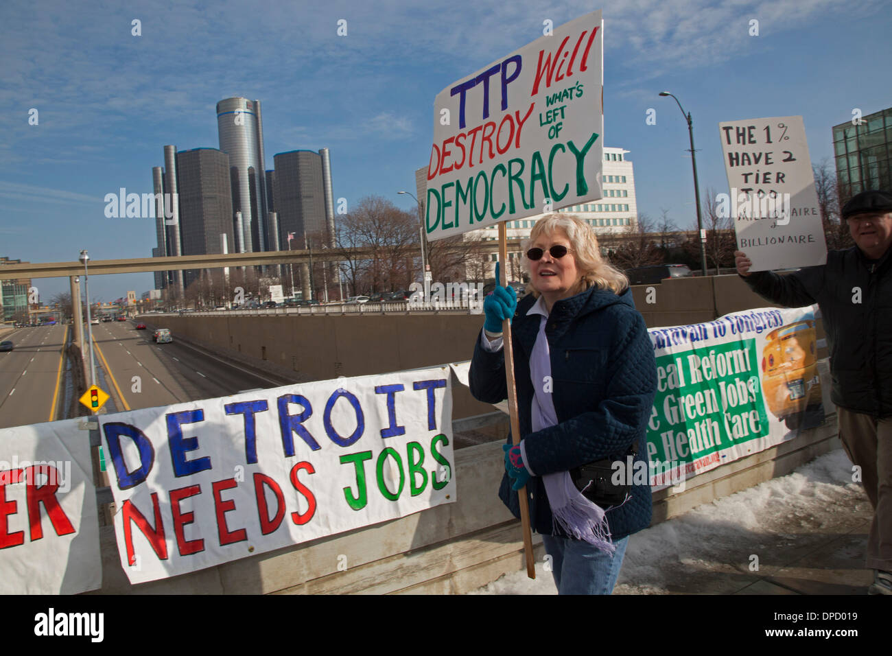 Detroit, Michigan, USA. Les travailleurs de l'automobile le piquetage North American International Auto Show, pour protester contre la perte d'emplois dans le secteur automobile, les échelles de salaires à deux niveaux, et le projet d'accord de partenariat commercial transpacifique. Crédit : Jim West/Alamy Live News Banque D'Images