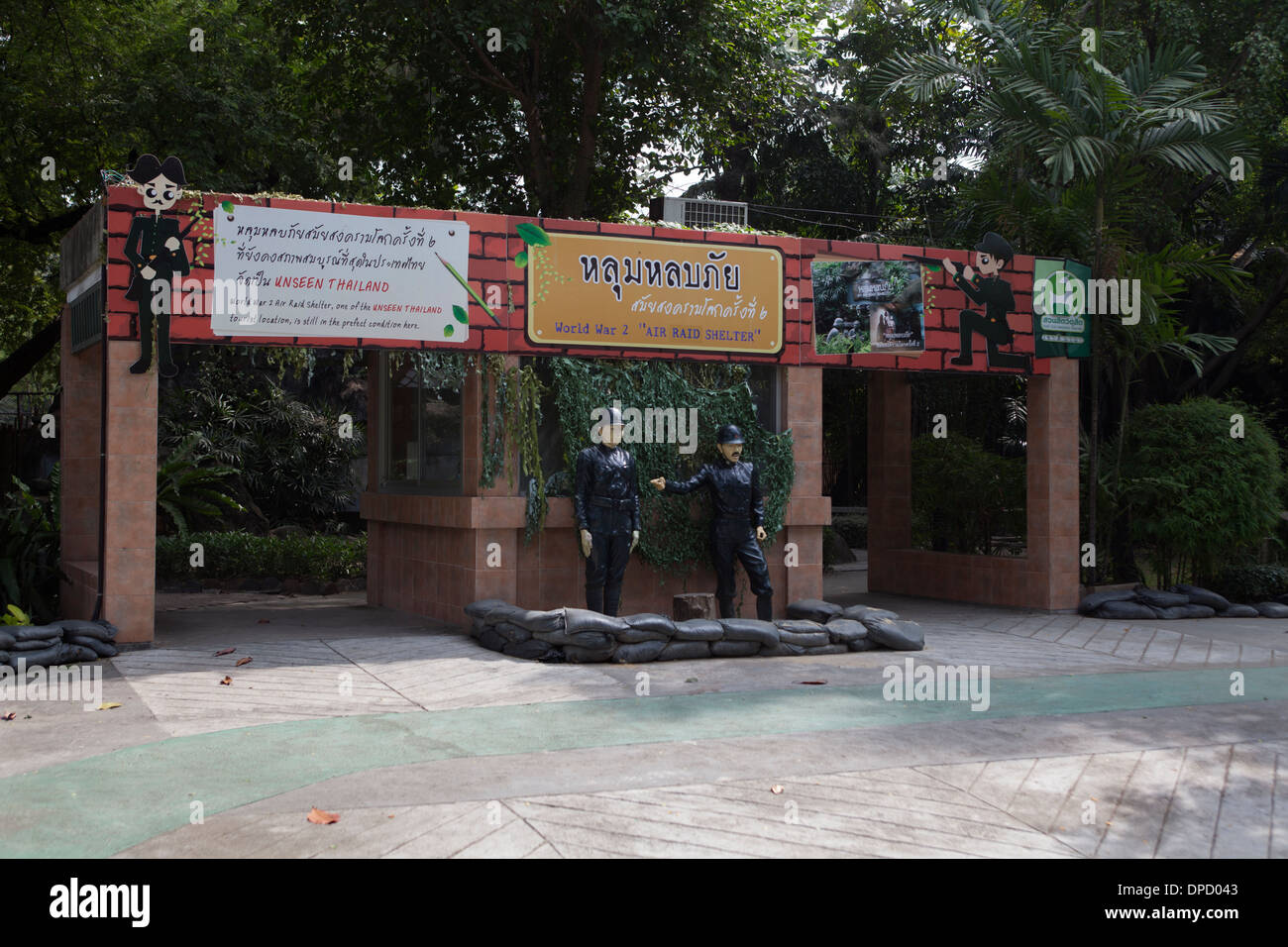 La Seconde Guerre mondiale, deux abris de protection de l'air dans le parc du zoo de Dusit Bangkok Banque D'Images