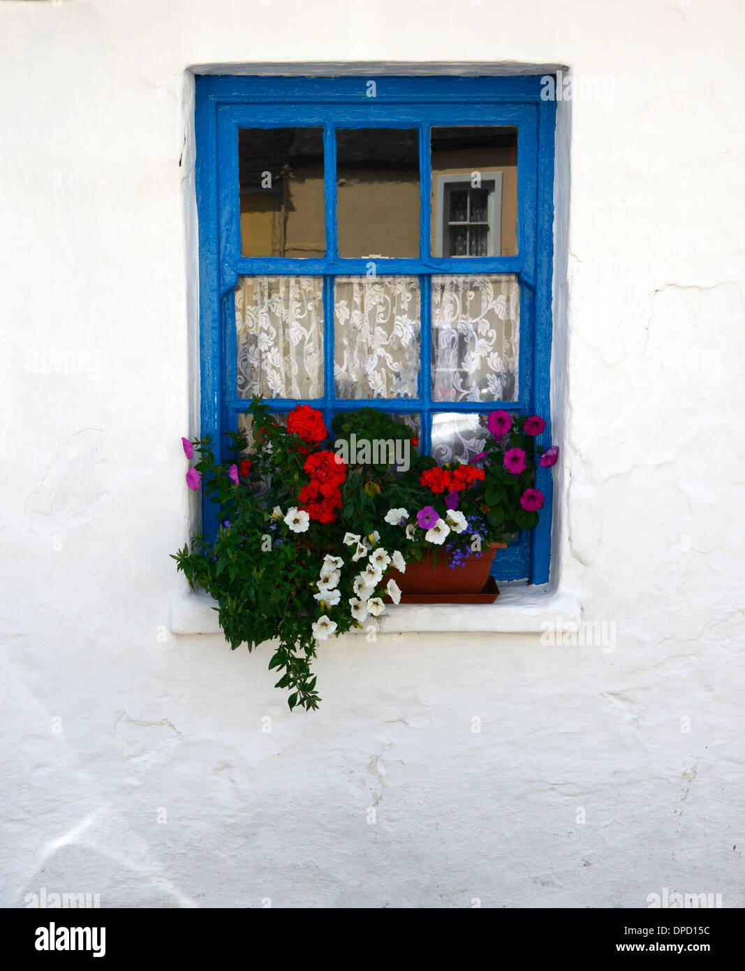 Cadre en bois en bois bleu blanc fleurs mur fenêtre fenêtre contenant l'image traditionnel cottage Banque D'Images