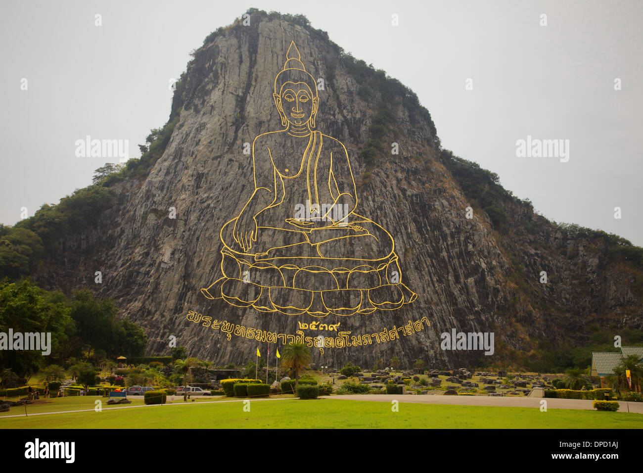 Un Big Buddha image sur un rocher à Chon Buri, Thaïlande Banque D'Images