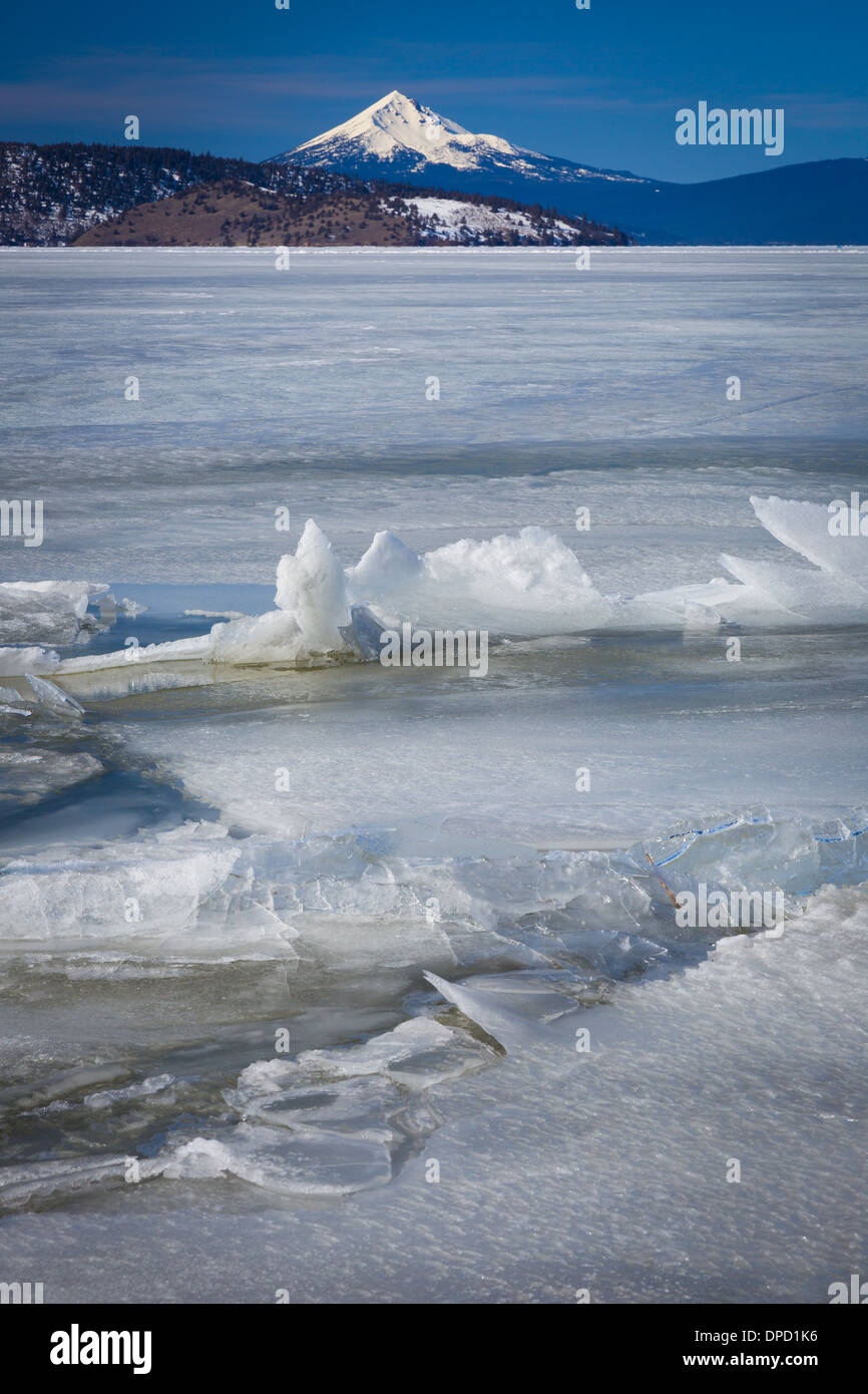 Le Lac Klamath supérieur dans le sud de l'Oregon avec Mont McLoughlin dans la distance Banque D'Images