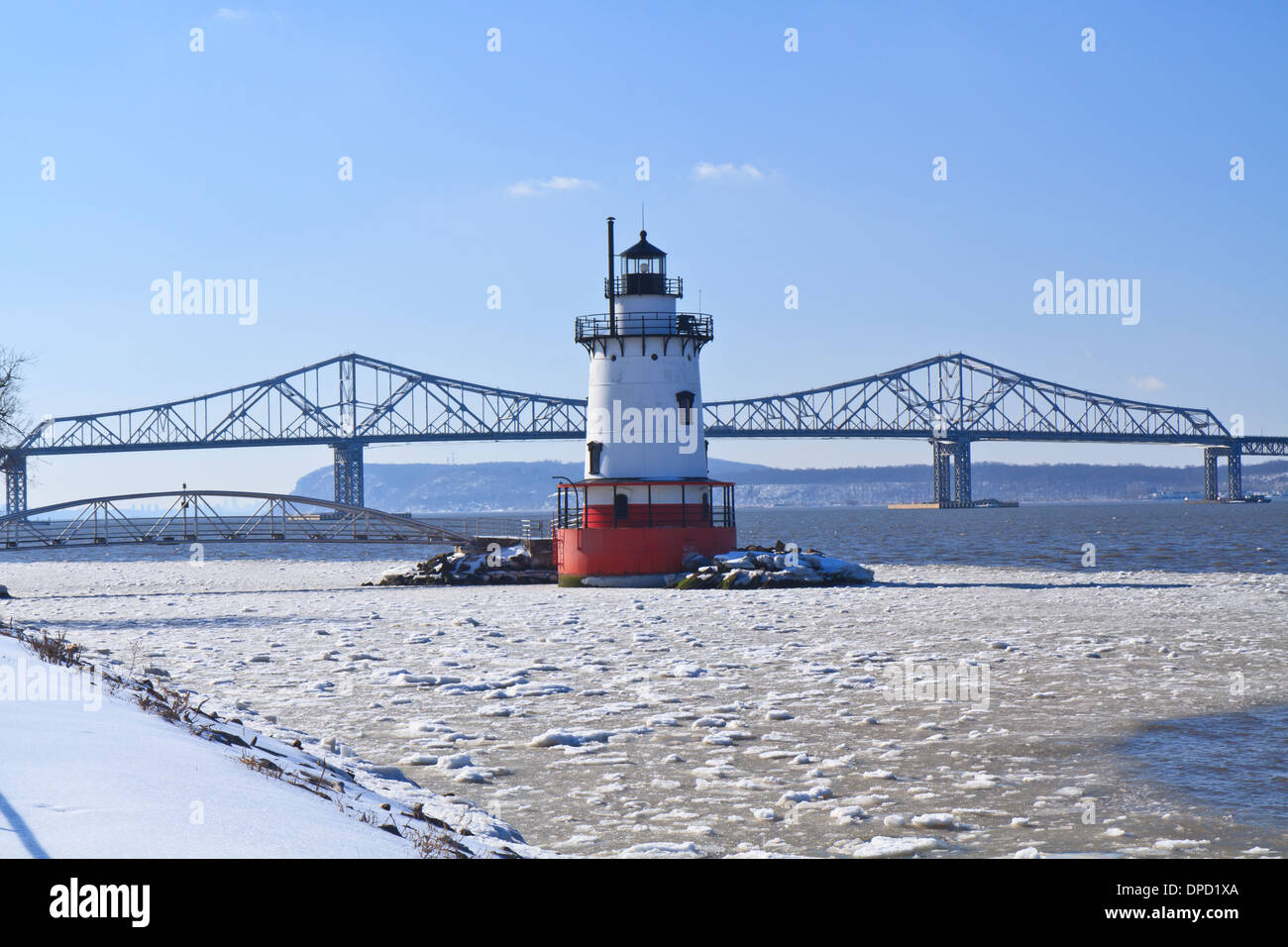 Phare de Sleepy Hollow en face de la pont Tappan Zee sur un hiver glacial de la rivière Hudson à Tarrytown, New York. Banque D'Images