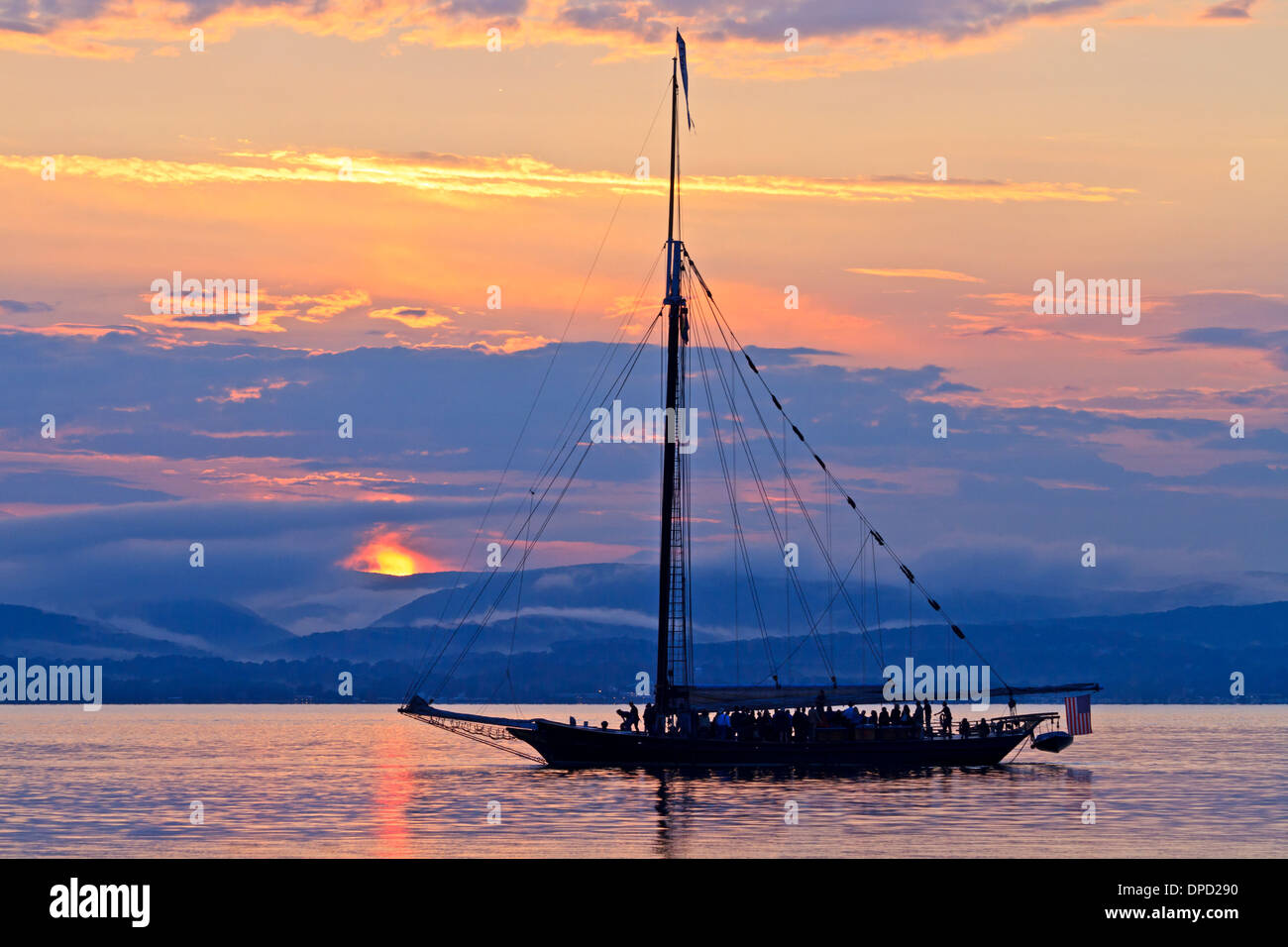 Le soleil derrière le sloop Clearwater sur le fleuve Hudson pour une croisière au coucher du soleil Banque D'Images