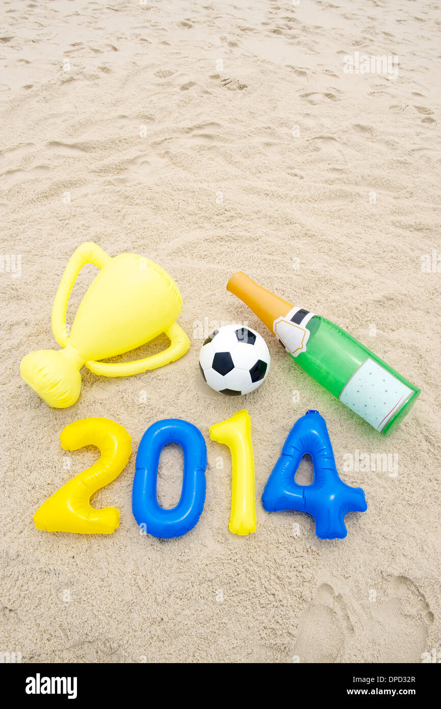 Célébration 2014 victoire avec ballon de soccer, football, trophée gonflable et bouteille de champagne Banque D'Images