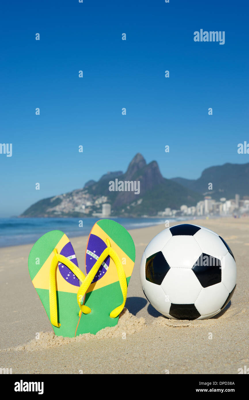 La culture brésilienne se résume en ballon de soccer le football et des tongs sur la plage d'Ipanema Rio de Janeiro Brésil Banque D'Images