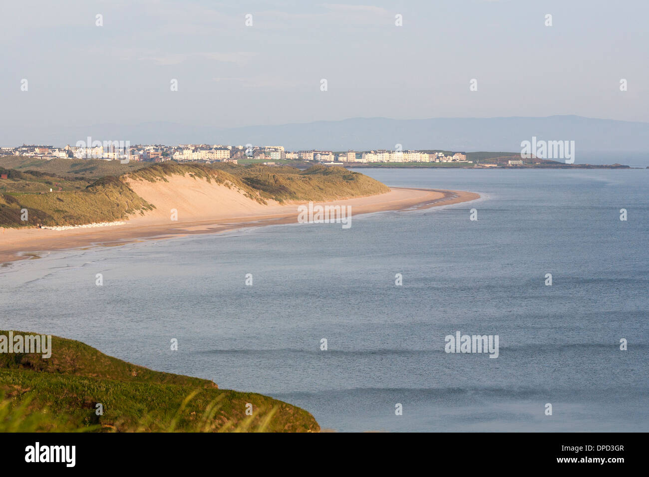 Une vue le long de la côte d'Antrim à à l'ouest de l'Irlande du Nord. Ce littoral est le foyer de plusieurs sites du patrimoine national trust Banque D'Images