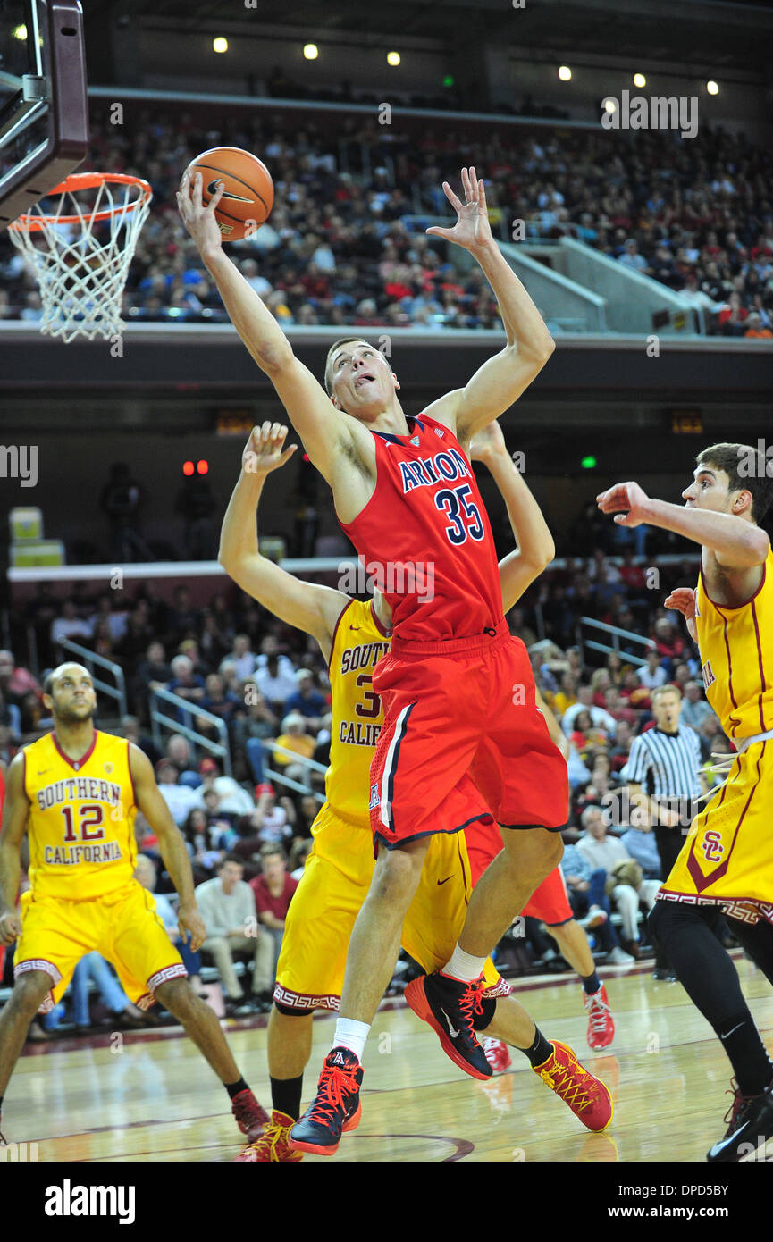 12 janvier 2014 : Kaleb Tarczewski # 35 de l'Arizona au cours de la jeu de basket-ball de NCAA entre les Wildcats de l'Arizona et de l'USC Trojans au Galen Center de Los Angeles, CA John Green/CSM Banque D'Images