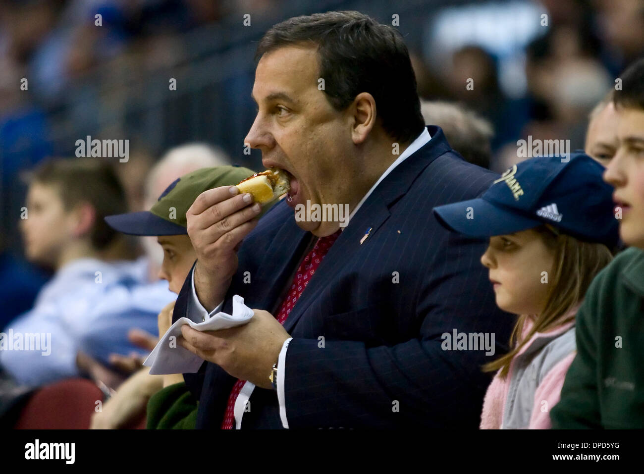 12 janvier 2014 - Newark, New Jersey, États-Unis - 8 janvier, 2014 - (photo) - Le gouverneur du New Jersey Chris Christie, le début à la nomination présidentielle des républicains de 2016, fait face à des critiques après avoir prétendument courriels montrent que ses aides concouru à créer un embouteillage sur le pont George Washington comme un complot de vengeance contre la ville d'un maire local qui était un ennemi politique. Sur la photo : le 11 février 2010 - CHRIS CHRISTIE, gouverneur du New Jersey, bénéficiant d'un hot-dog au cours du jeu de basket-ball de NCAA entre la Cathédrale Notre Dame Fighting Irish et la Seton Hall Pirates au Prudential Center. Banque D'Images