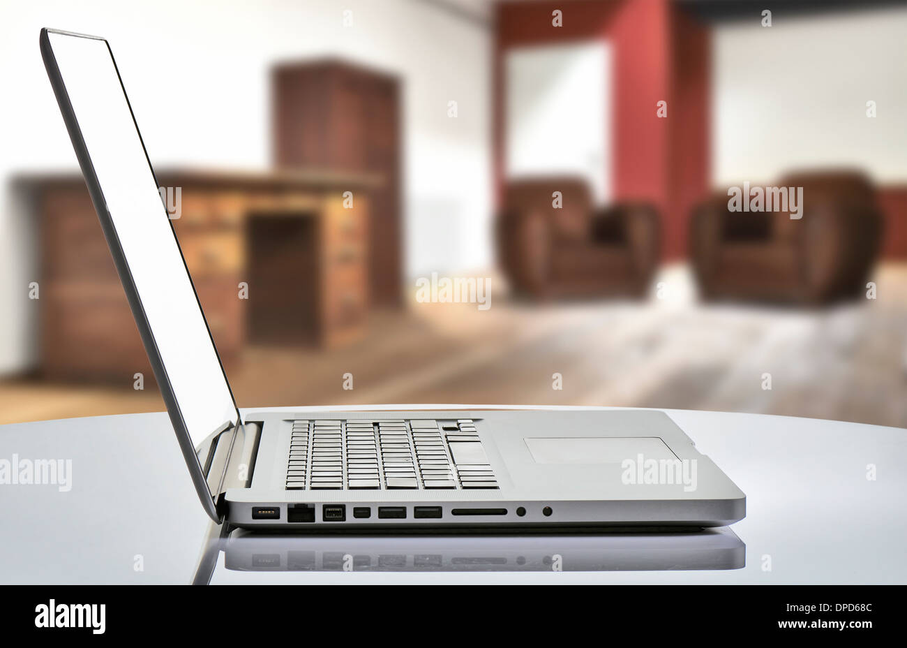 Ordinateur portable avec l'homme de studio loft Banque D'Images