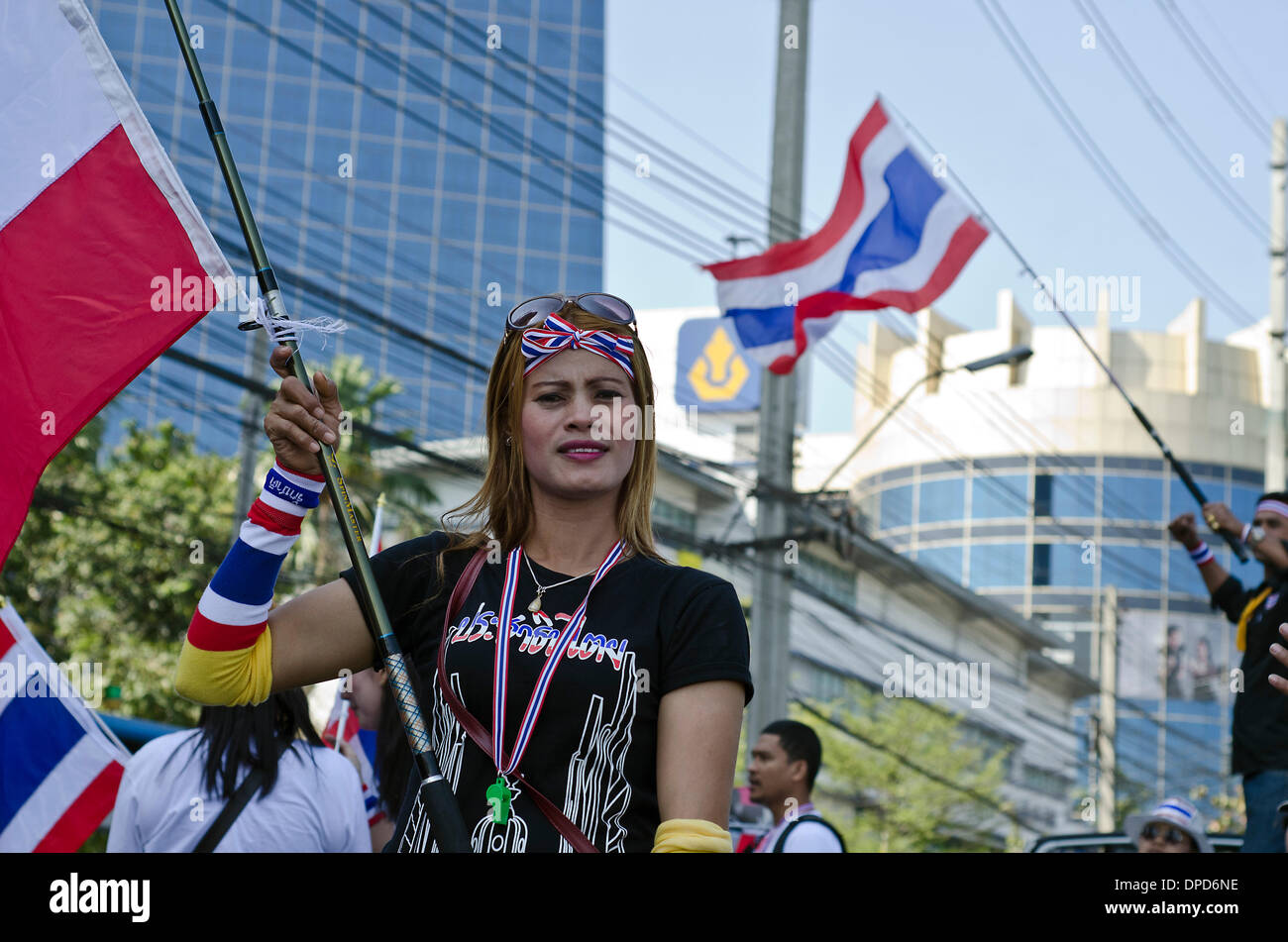 Bangkok, Thaïlande.Le 13 janvier, 2014.Anti gouvernement manifestant avec la Thaïlande drapeau national dans l'avant de la station de métro Lumphini.Des dizaines de milliers de manifestants d'opposition thaïlandais occupé les rues principales dans le centre de Bangkok le lundi d'une tentative d''shutdown' de la capitale d'évincer le gouvernement de Yingluck Shinawatra. Banque D'Images