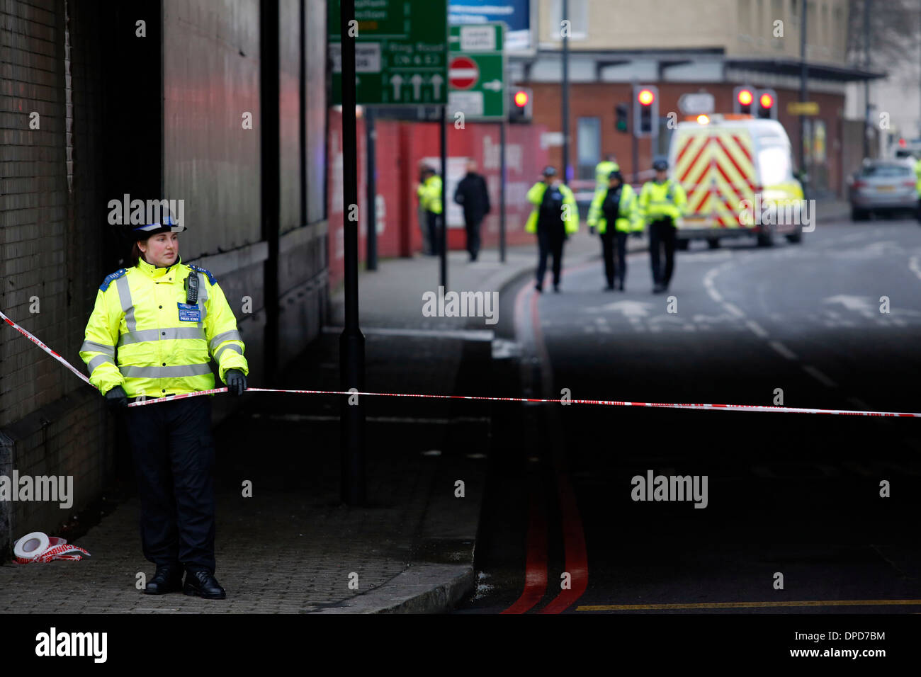 Deux personnes sont mortes dans un accident d'hélicoptère dans le centre de Londres le 16 janvier, a annoncé la police. Scotland Yard a déclaré que les victimes sont mortes à Banque D'Images