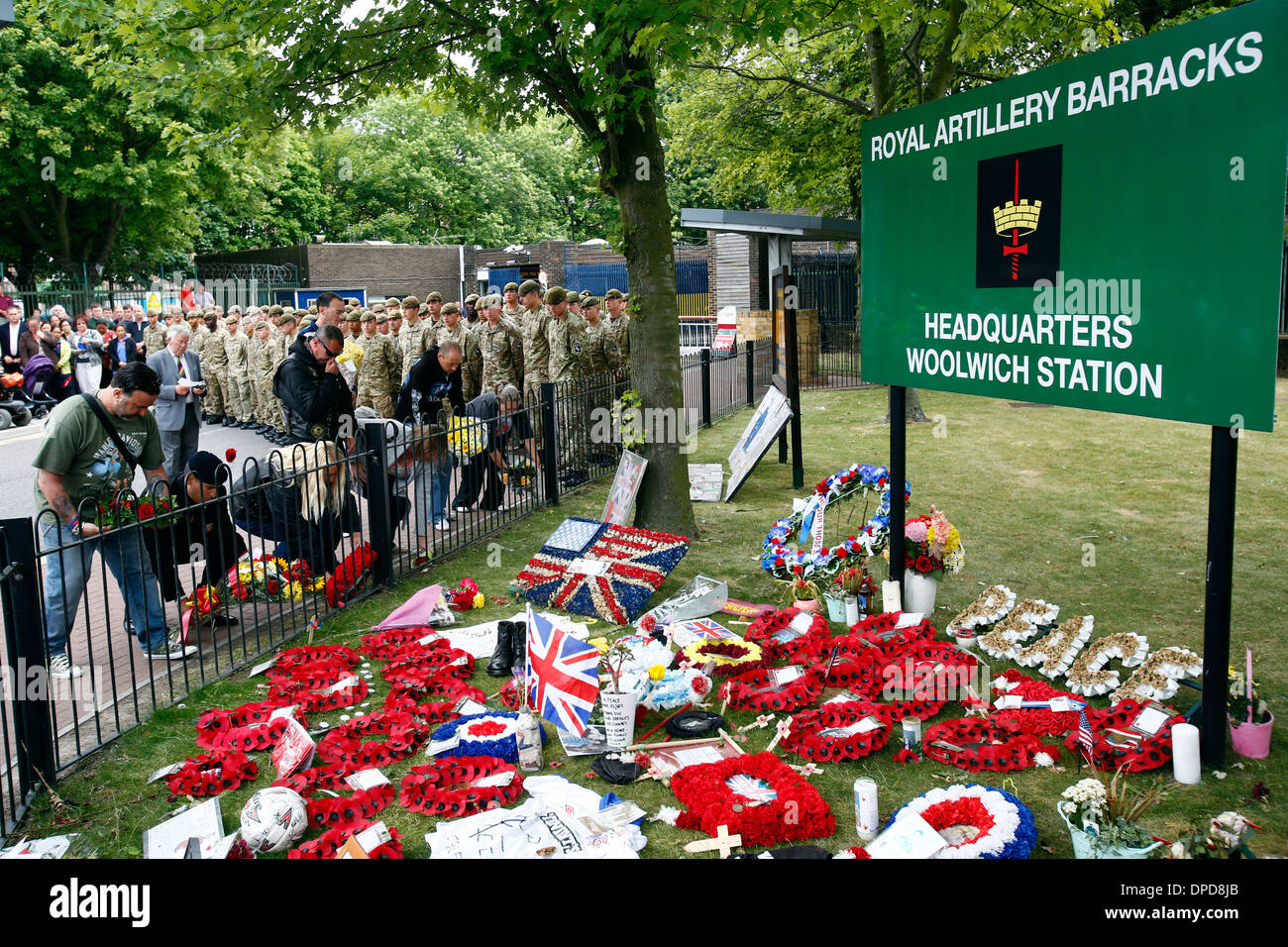 Des messages et des fleurs en hommage au cours d'une minute de silence pour le soldat Lee Rigby au Royal Artillery Barracks à Woolwich Banque D'Images