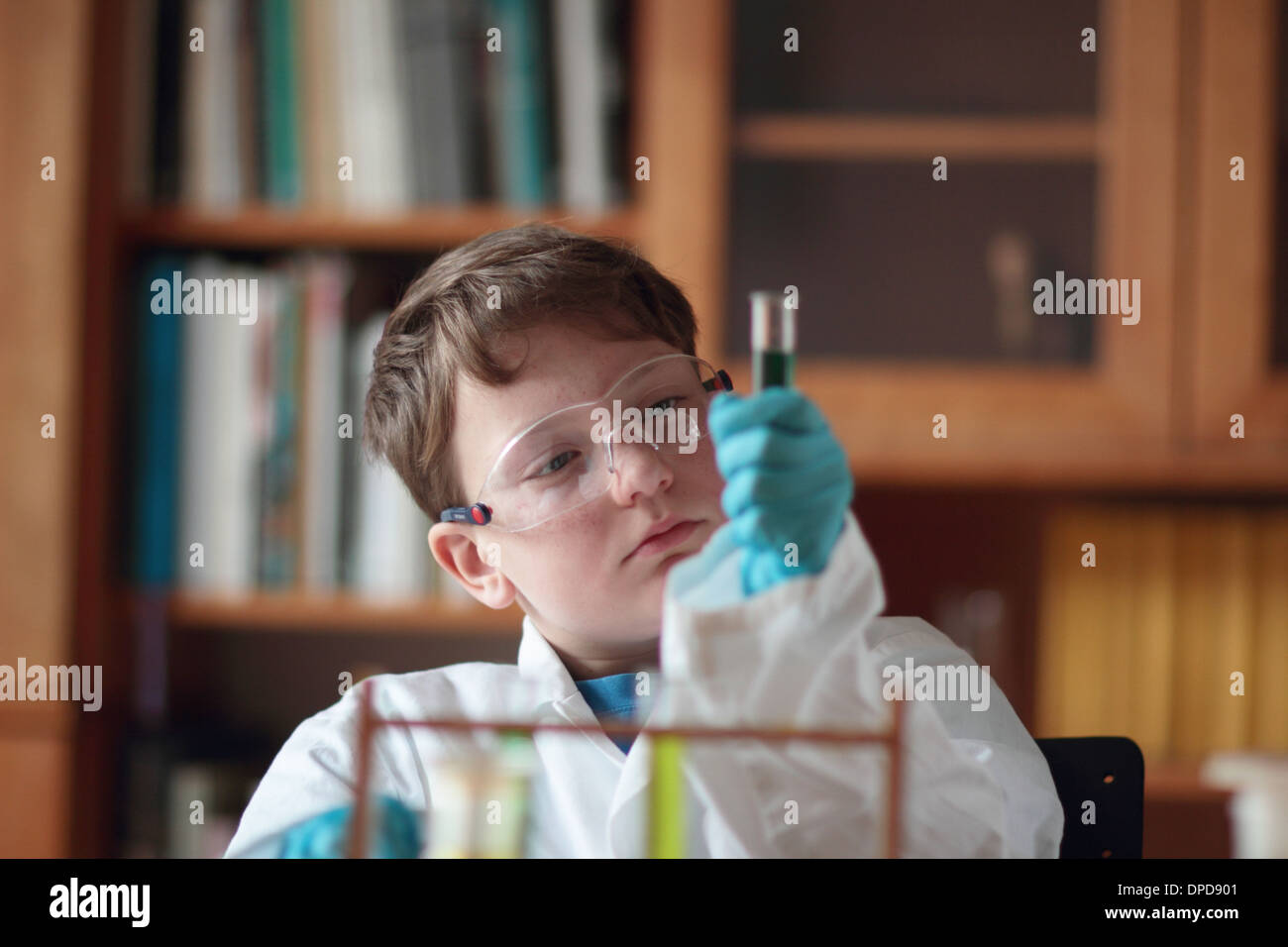 Boy leaning de l'enseignement de la chimie en chimie Banque D'Images