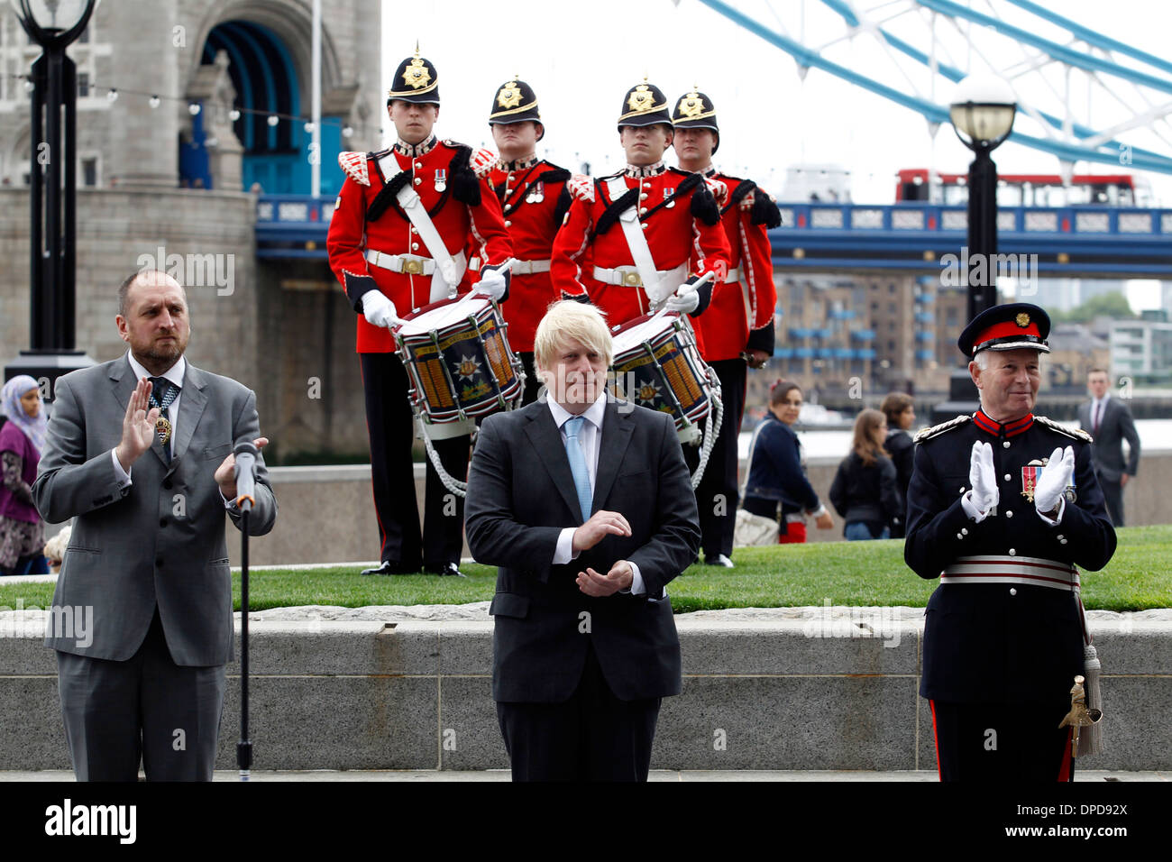 Le maire de Londres Boris Johnson attands une cérémonie de lever du drapeau des forces armées Banque D'Images