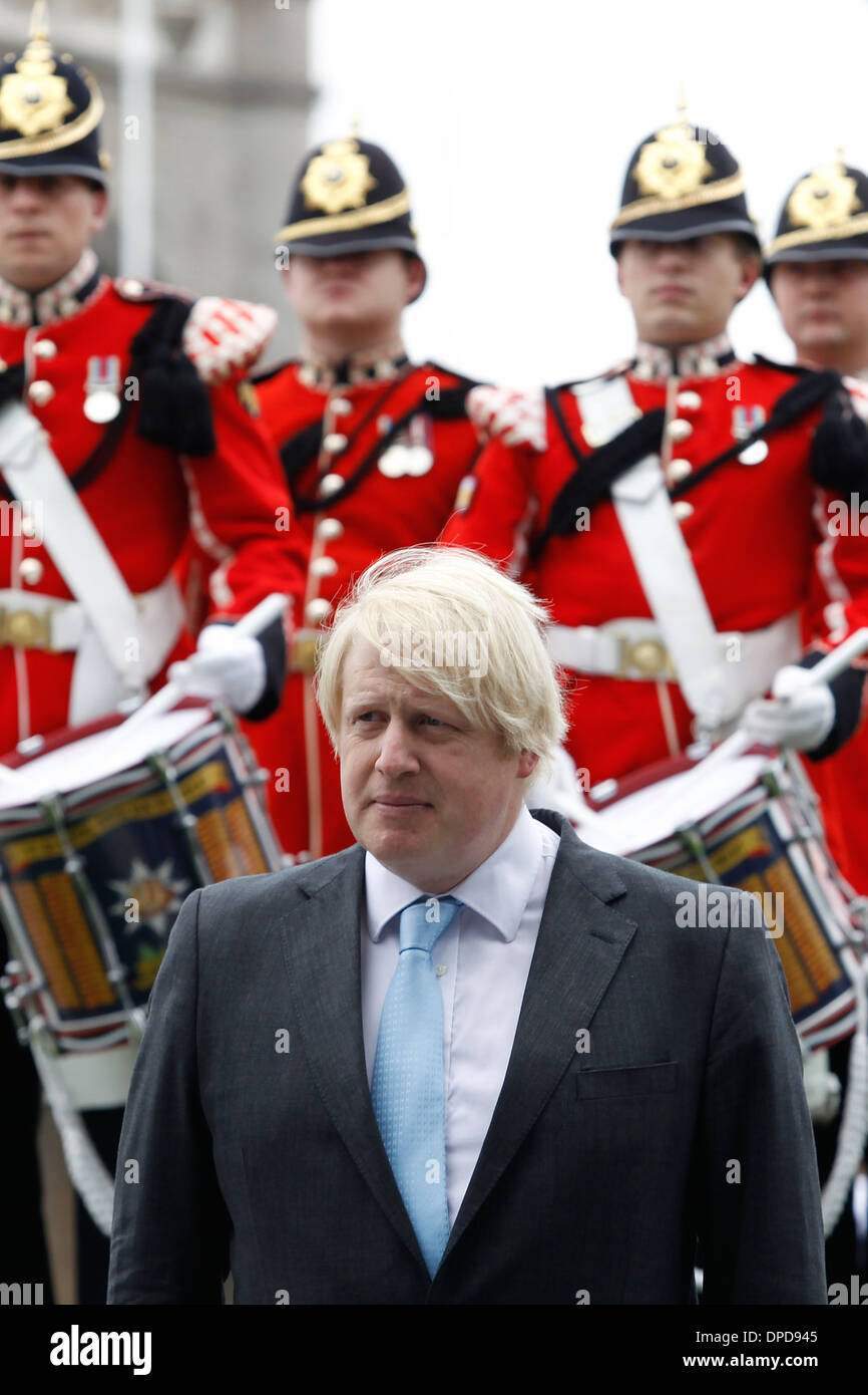 Le maire de Londres Boris Johnson attands une cérémonie de lever du drapeau des forces armées Banque D'Images