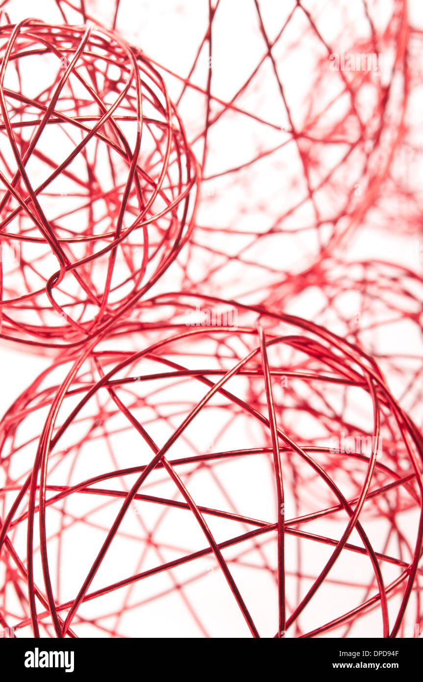 Sphères rouges faits de fils on white Banque D'Images