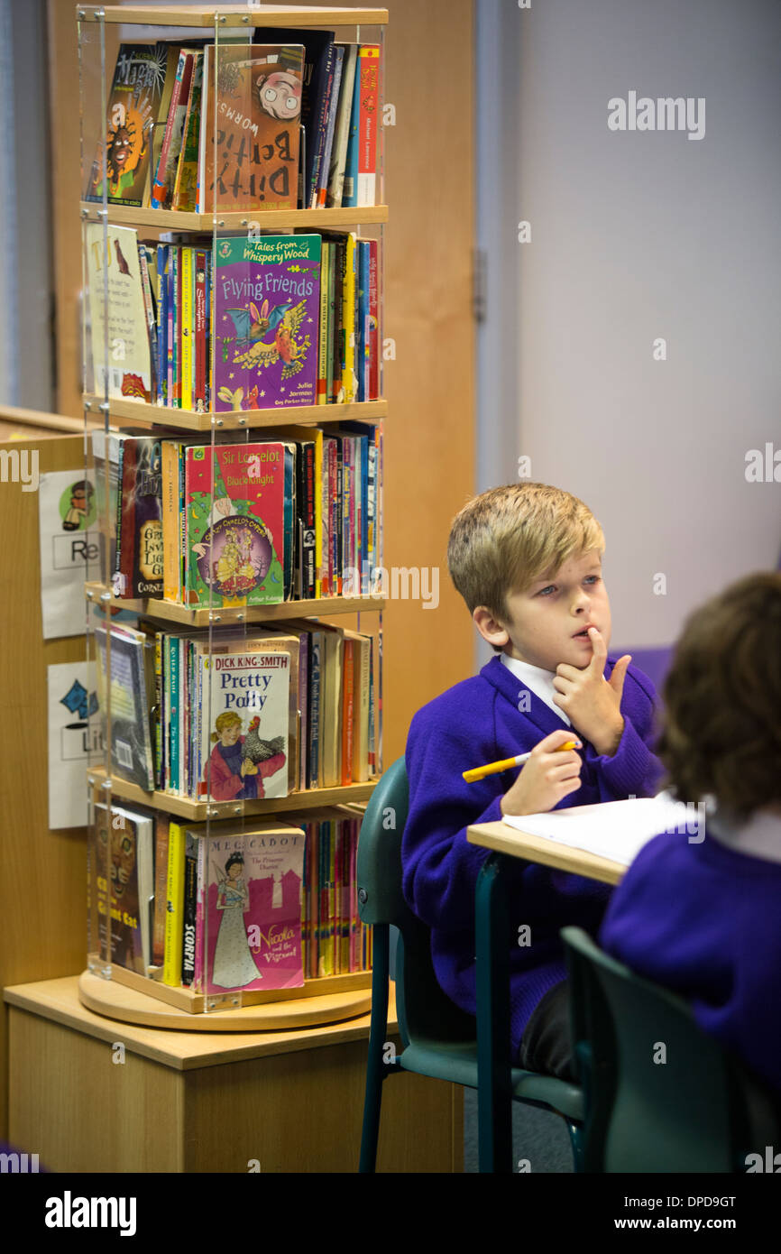 Un élève de primaire dans une classe d'alphabétisation au Royaume-Uni Banque D'Images