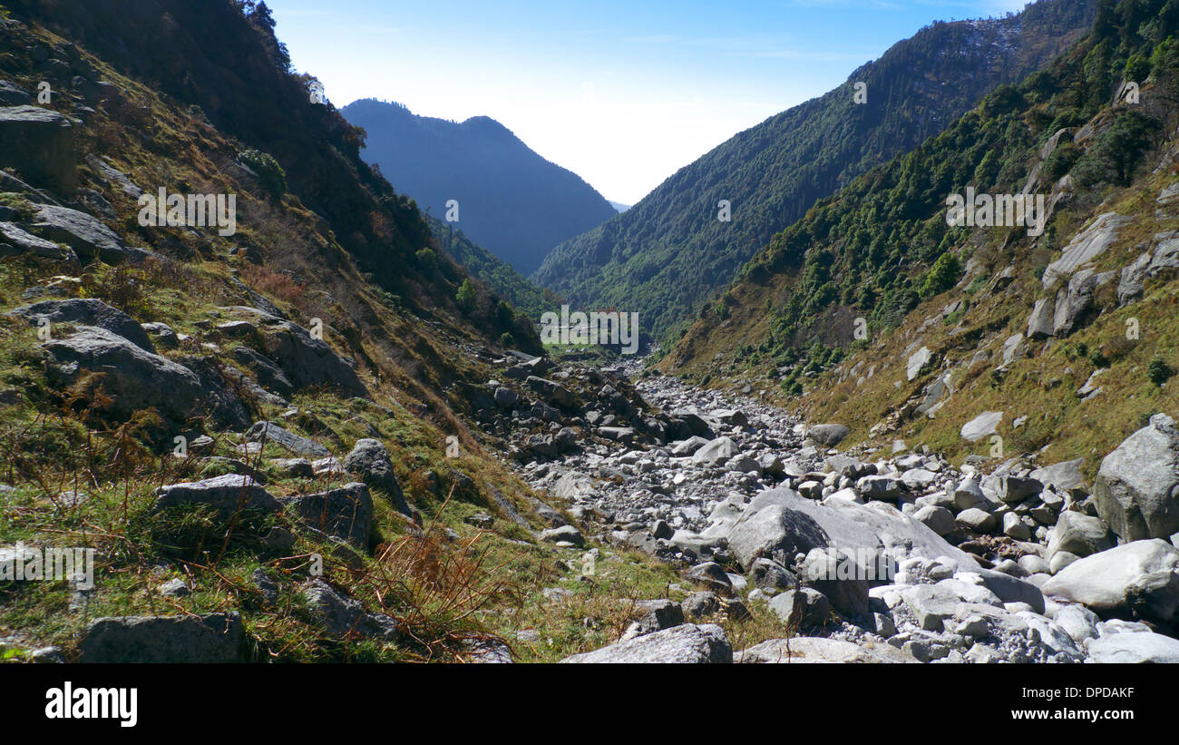 Sur la route du pèlerinage au-dessus de pré et à l'abri du pèlerin à Bhaga montagnes Dhauladhar,nr Mcleodganj, Himachal Pradesh, N. L'Inde. Banque D'Images