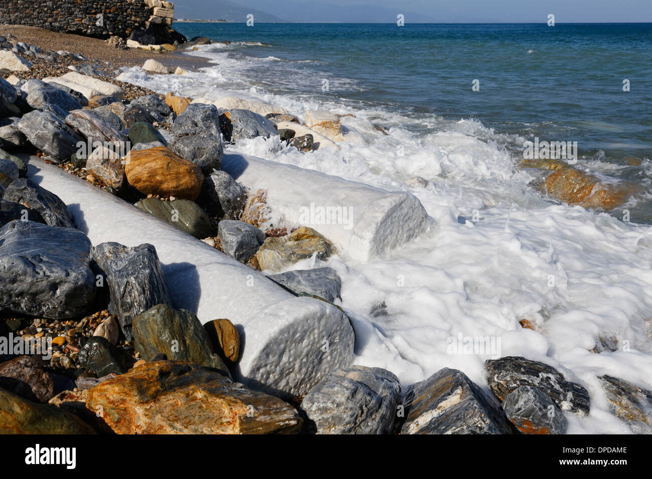 La Turquie, Anamur, antique ville Anemurium, colonnes antiques on beach Banque D'Images