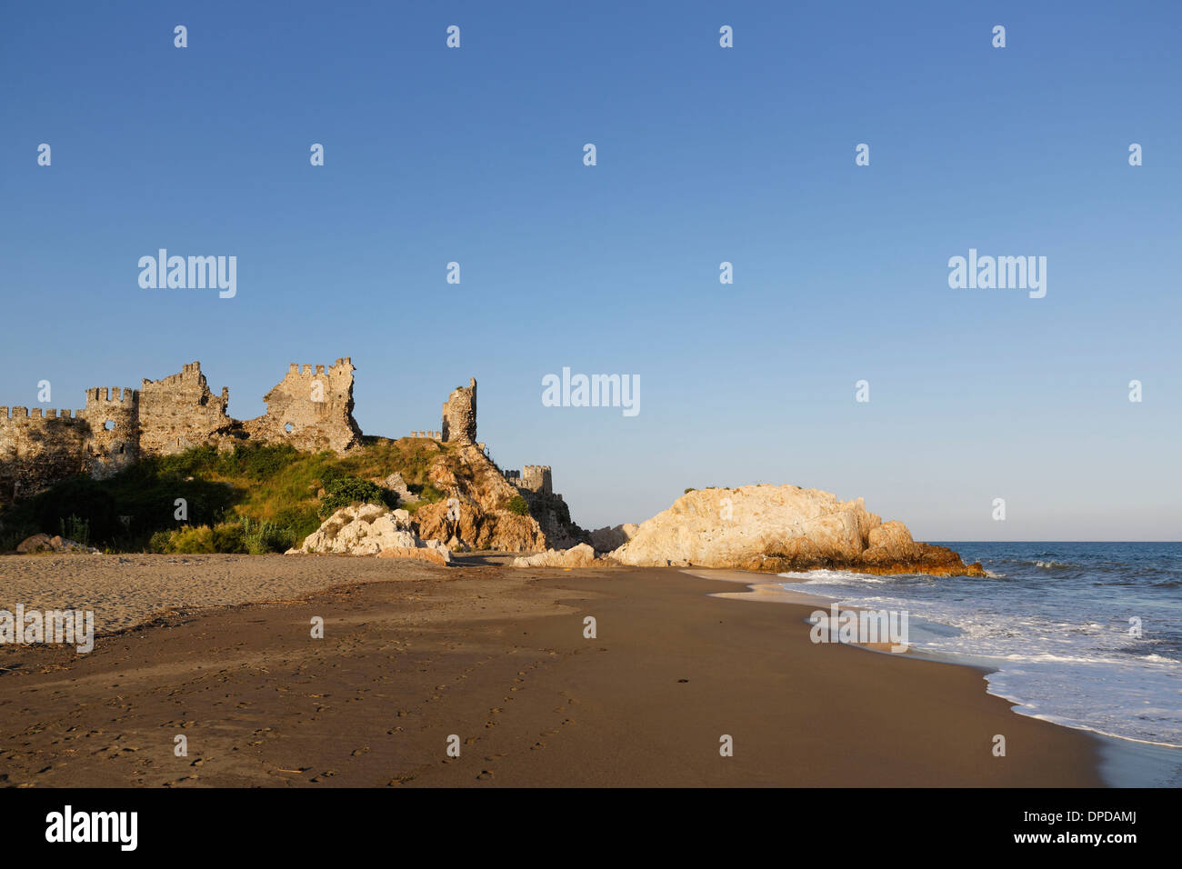 La Turquie, Anamur Mamure, plage et château Banque D'Images
